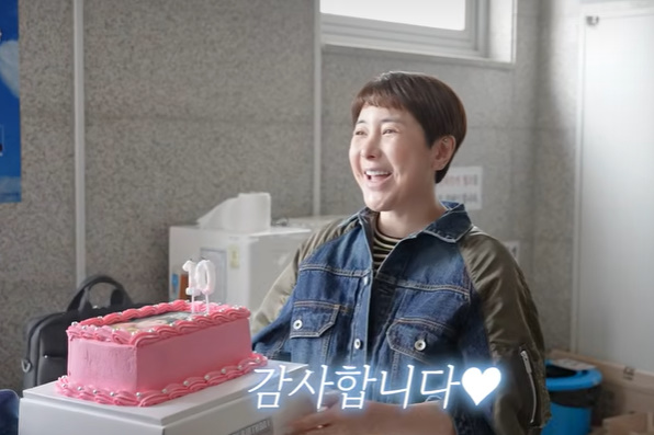 노란 수영복에 섹시한 몸매 어필하는 존예 처자