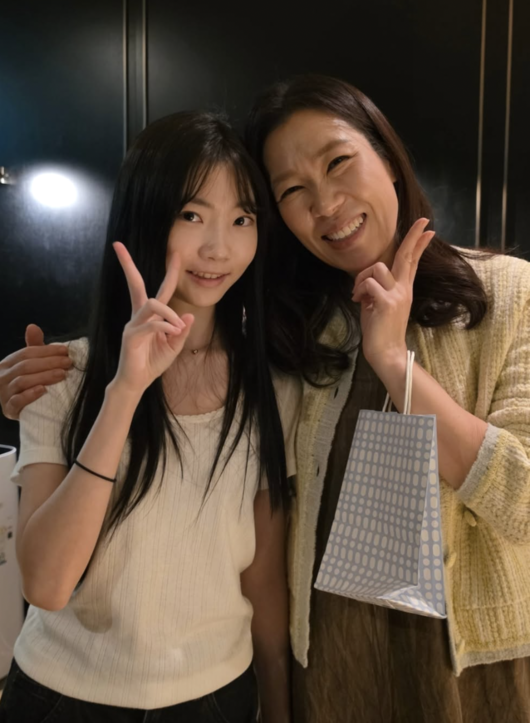 노란 수영복에 섹시한 몸매 어필하는 존예 처자