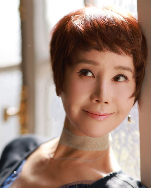 노란 수영복에 섹시한 몸매 어필하는 존예 처자