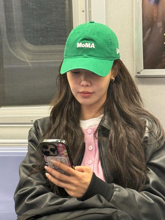 노란 수영복에 섹시한 몸매 어필하는 존예 처자