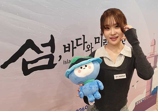 노란 수영복에 섹시한 몸매 어필하는 존예 처자