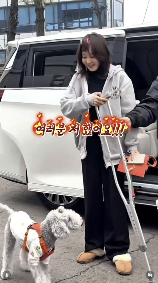 노란 수영복에 섹시한 몸매 어필하는 존예 처자