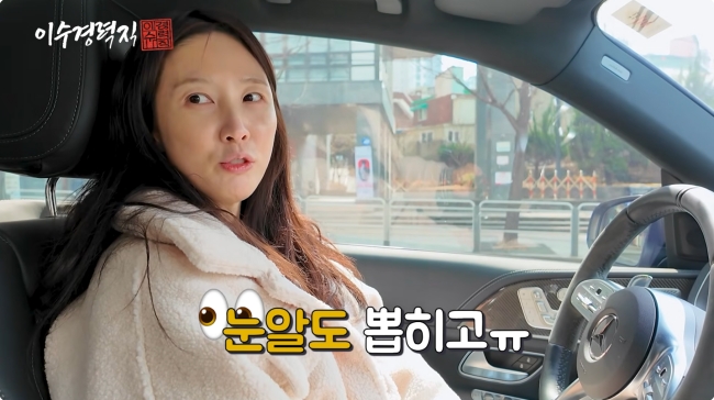 노란 수영복에 섹시한 몸매 어필하는 존예 처자