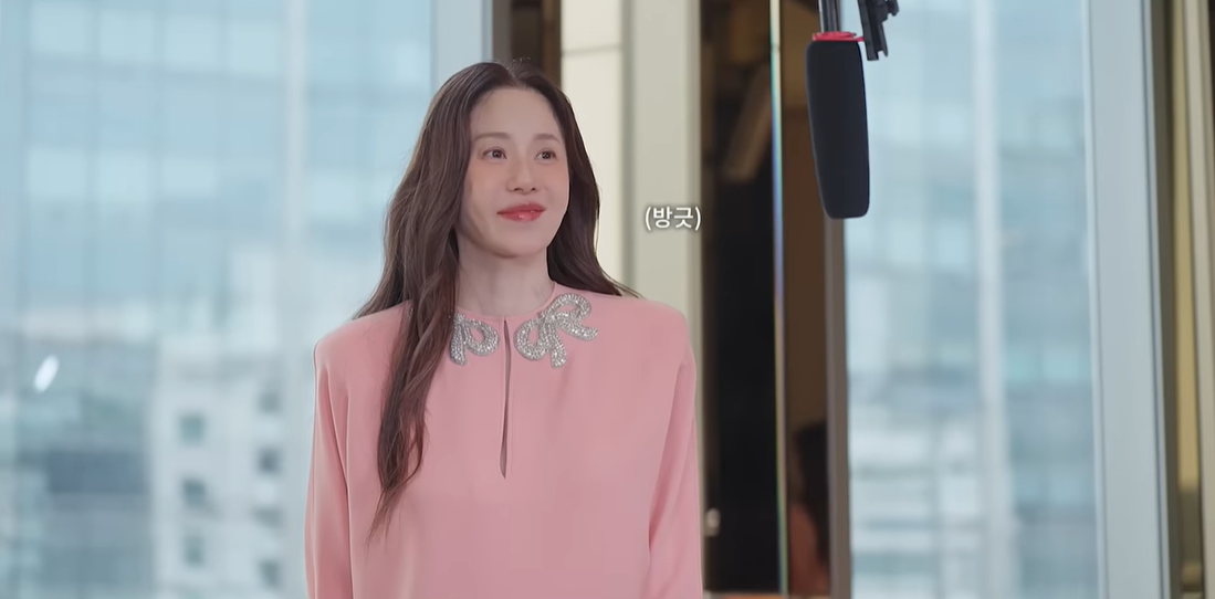 노란 수영복에 섹시한 몸매 어필하는 존예 처자