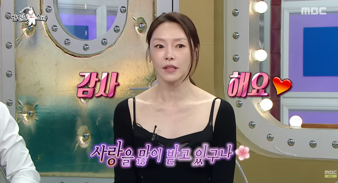 노란 수영복에 섹시한 몸매 어필하는 존예 처자