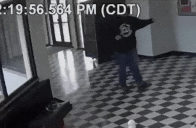 지난 7일 미국 오클라호마주 폴스밸리 고등학교의 커크 무어 교장이 총기를 들고 학교에 난입한 총격범을 저지해 학생들의 목숨을 구했다