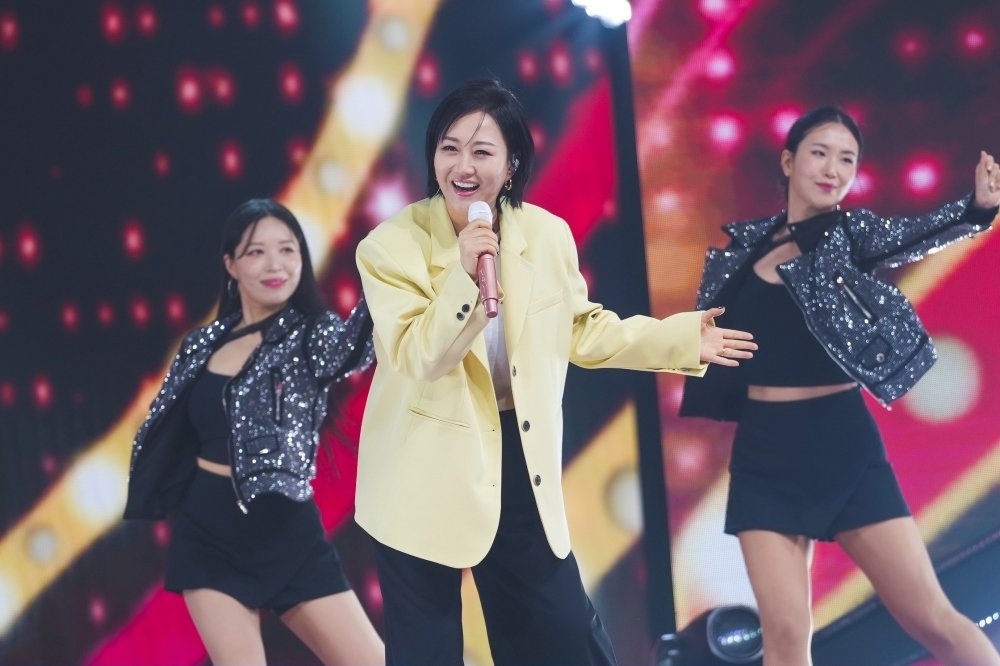 노란 수영복에 섹시한 몸매 어필하는 존예 처자