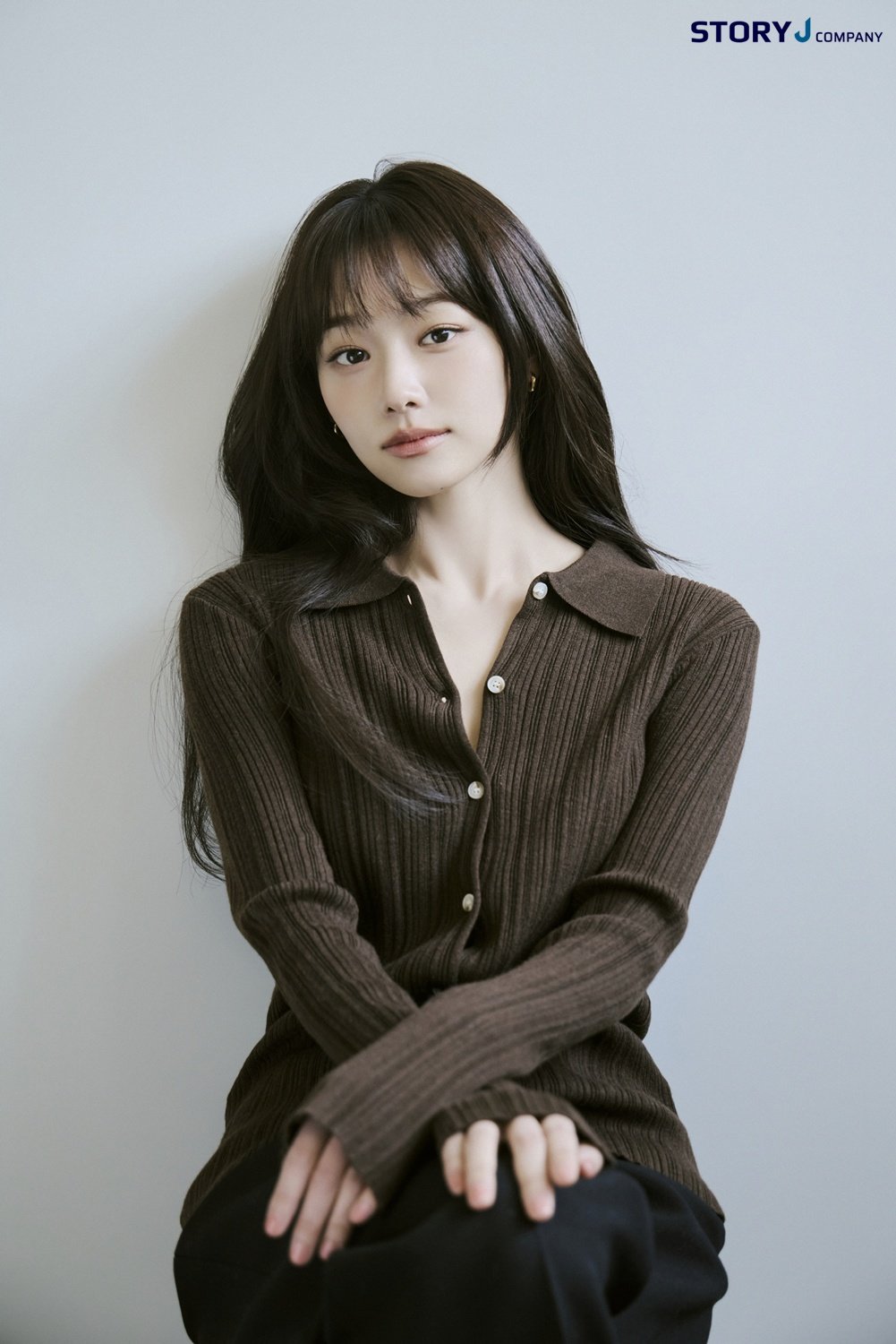 노란 수영복에 섹시한 몸매 어필하는 존예 처자