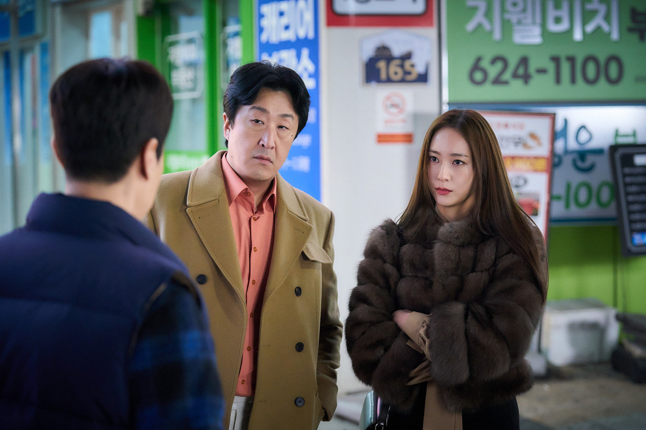 노란 수영복에 섹시한 몸매 어필하는 존예 처자