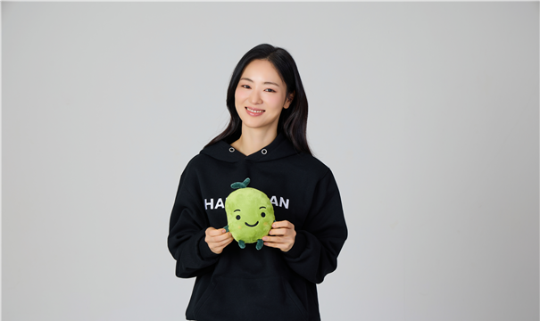 노란 수영복에 섹시한 몸매 어필하는 존예 처자