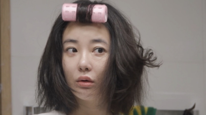 노란 수영복에 섹시한 몸매 어필하는 존예 처자