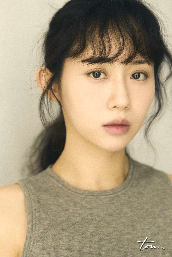 노란 수영복에 섹시한 몸매 어필하는 존예 처자