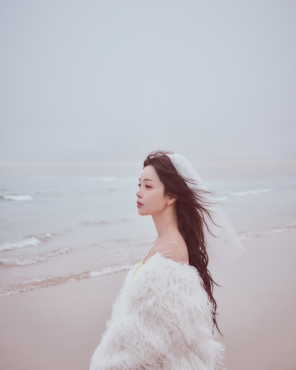 노란 수영복에 섹시한 몸매 어필하는 존예 처자