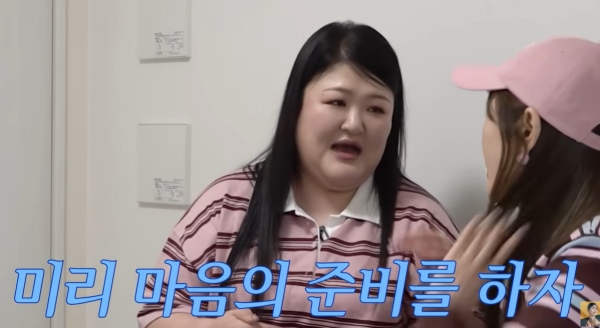 노란 수영복에 섹시한 몸매 어필하는 존예 처자