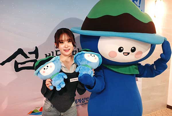 노란 수영복에 섹시한 몸매 어필하는 존예 처자