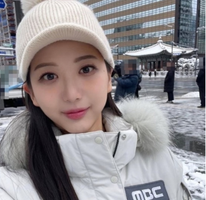 노란 수영복에 섹시한 몸매 어필하는 존예 처자