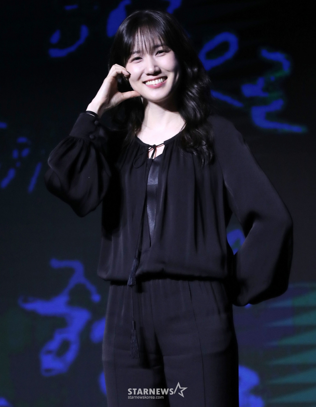 노란 수영복에 섹시한 몸매 어필하는 존예 처자