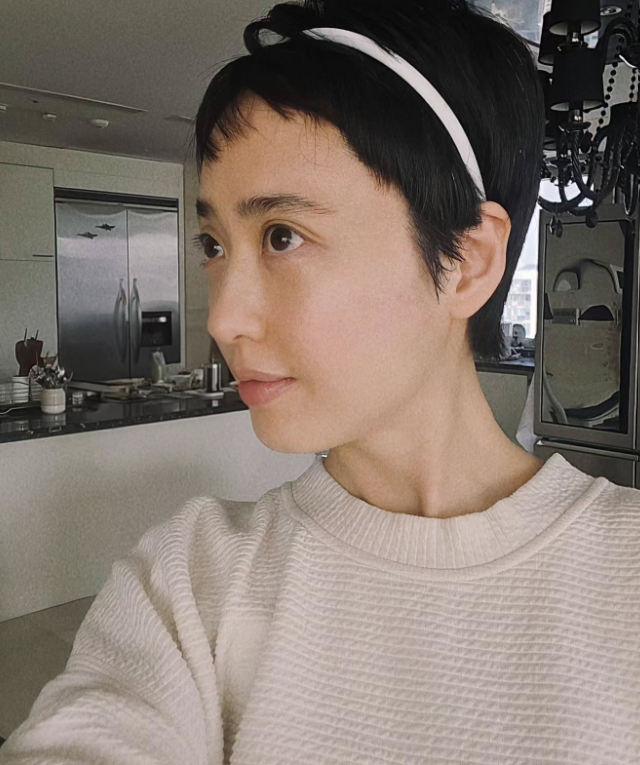 노란 수영복에 섹시한 몸매 어필하는 존예 처자