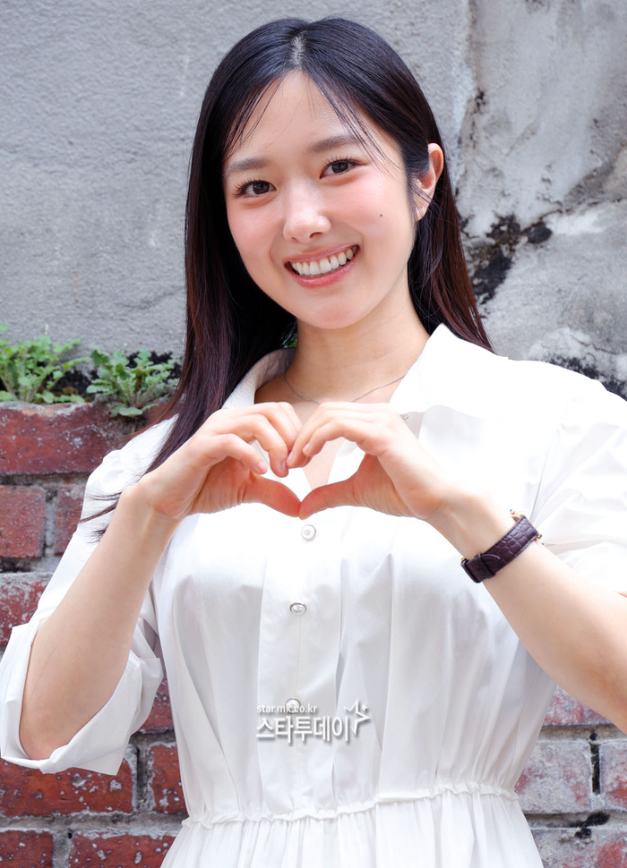 노란 수영복에 섹시한 몸매 어필하는 존예 처자