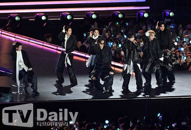 노란 수영복에 섹시한 몸매 어필하는 존예 처자