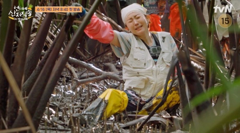 노란 수영복에 섹시한 몸매 어필하는 존예 처자