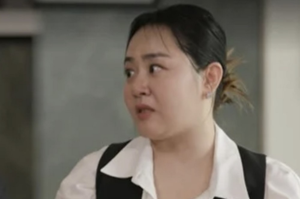 노란 수영복에 섹시한 몸매 어필하는 존예 처자