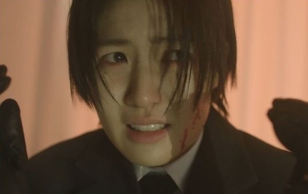 노란 수영복에 섹시한 몸매 어필하는 존예 처자