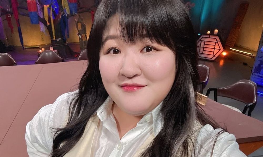 노란 수영복에 섹시한 몸매 어필하는 존예 처자