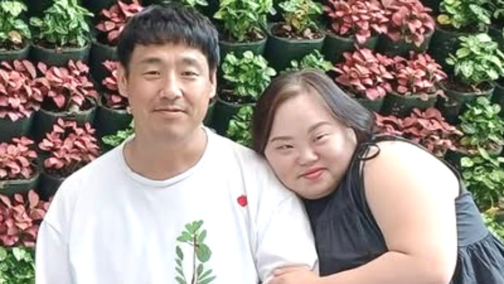 노란 수영복에 섹시한 몸매 어필하는 존예 처자