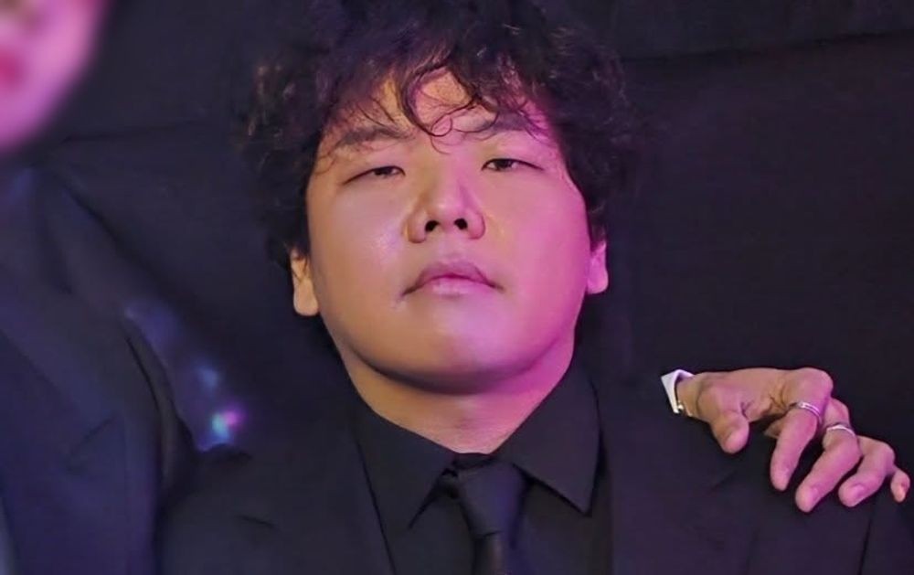 노란 수영복에 섹시한 몸매 어필하는 존예 처자