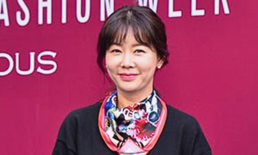 노란 수영복에 섹시한 몸매 어필하는 존예 처자