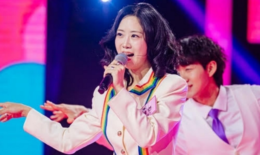 노란 수영복에 섹시한 몸매 어필하는 존예 처자