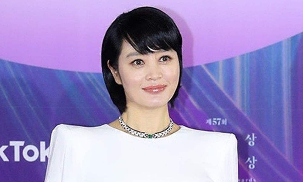 노란 수영복에 섹시한 몸매 어필하는 존예 처자