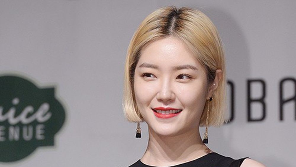 노란 수영복에 섹시한 몸매 어필하는 존예 처자