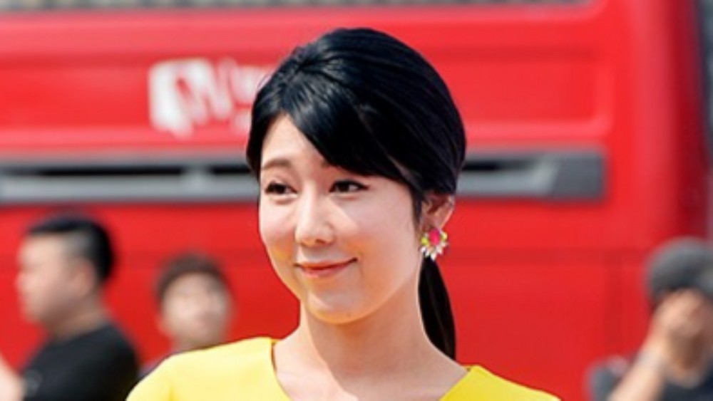 노란 수영복에 섹시한 몸매 어필하는 존예 처자