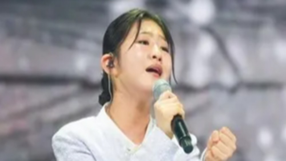 노란 수영복에 섹시한 몸매 어필하는 존예 처자