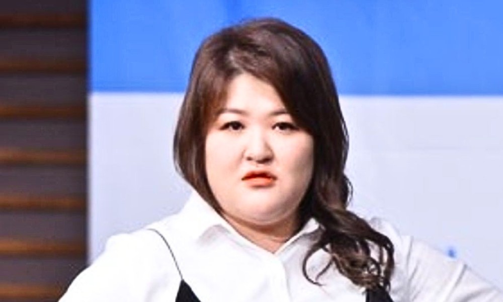 노란 수영복에 섹시한 몸매 어필하는 존예 처자