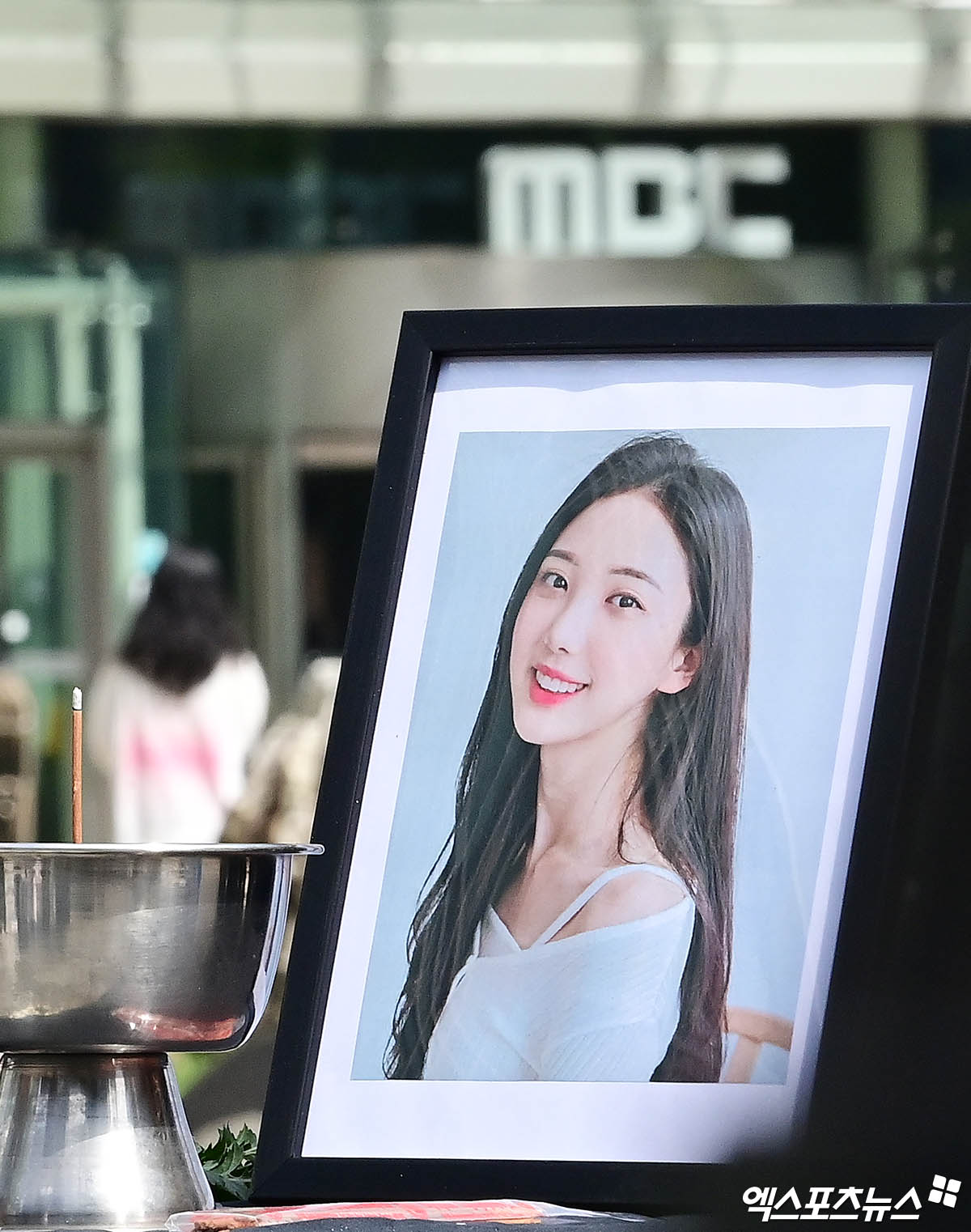 노란 수영복에 섹시한 몸매 어필하는 존예 처자