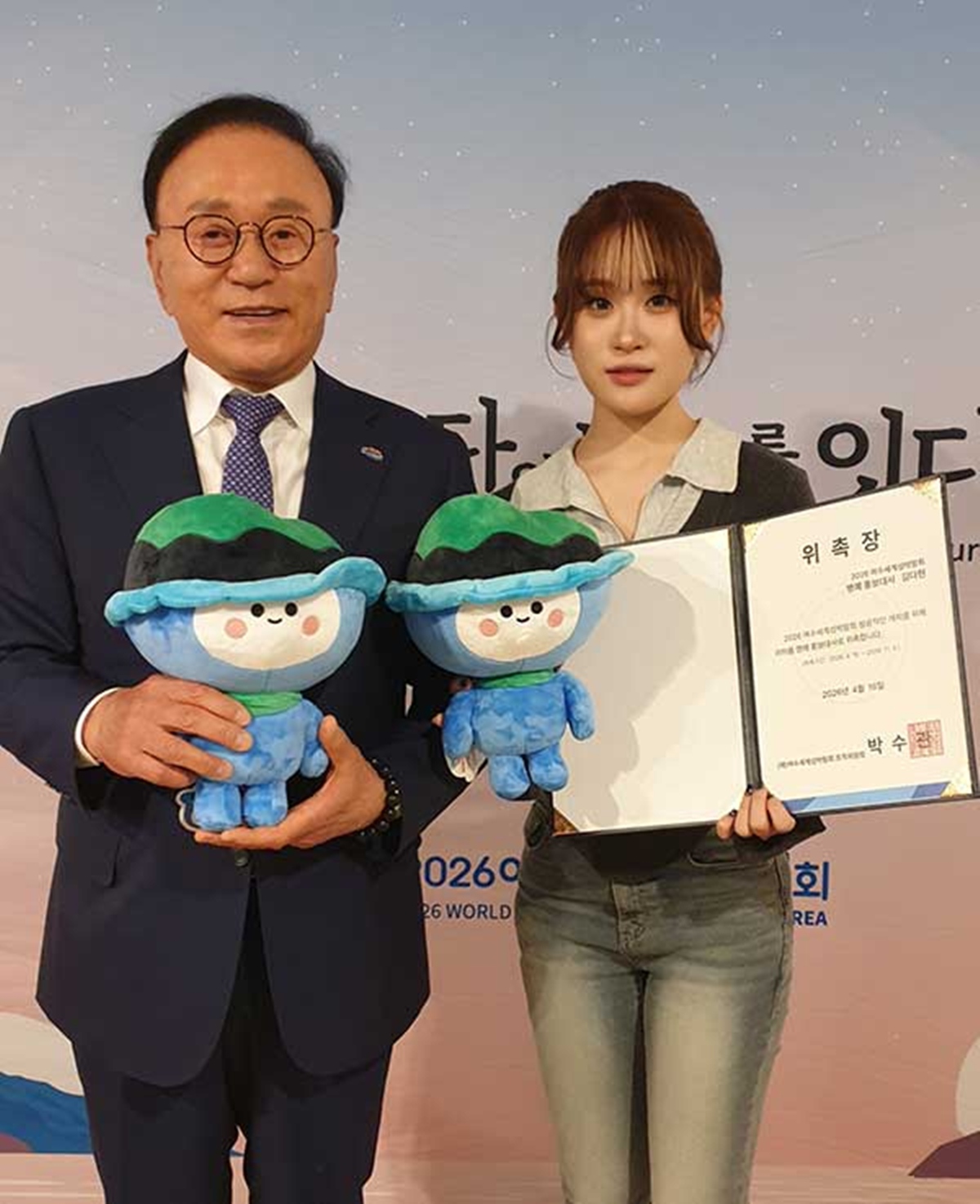 노란 수영복에 섹시한 몸매 어필하는 존예 처자