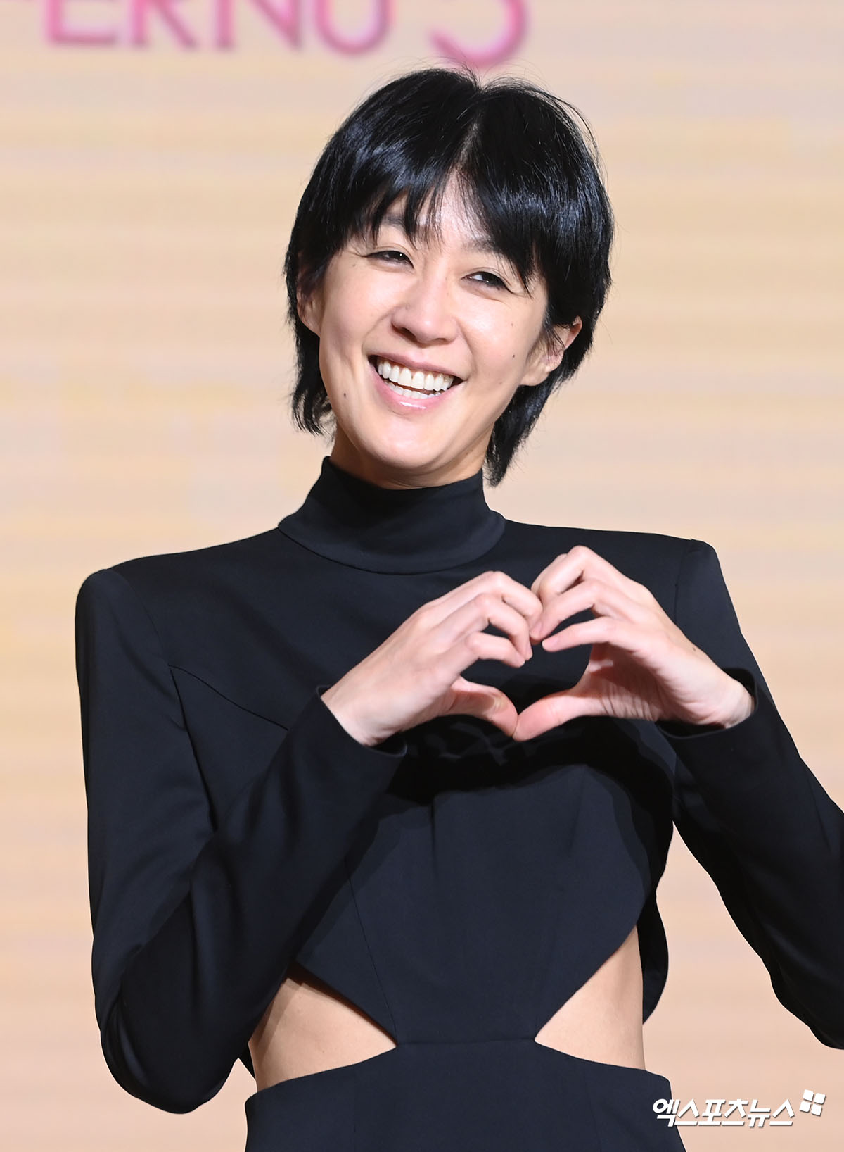 노란 수영복에 섹시한 몸매 어필하는 존예 처자