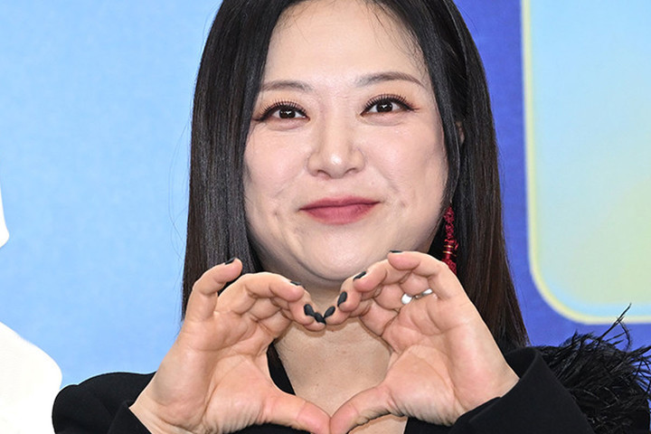 노란 수영복에 섹시한 몸매 어필하는 존예 처자