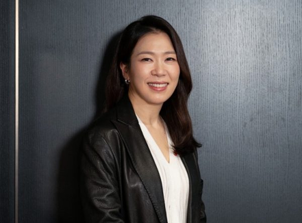 노란 수영복에 섹시한 몸매 어필하는 존예 처자