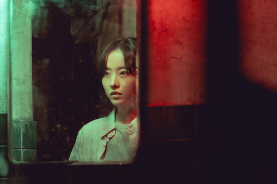 노란 수영복에 섹시한 몸매 어필하는 존예 처자