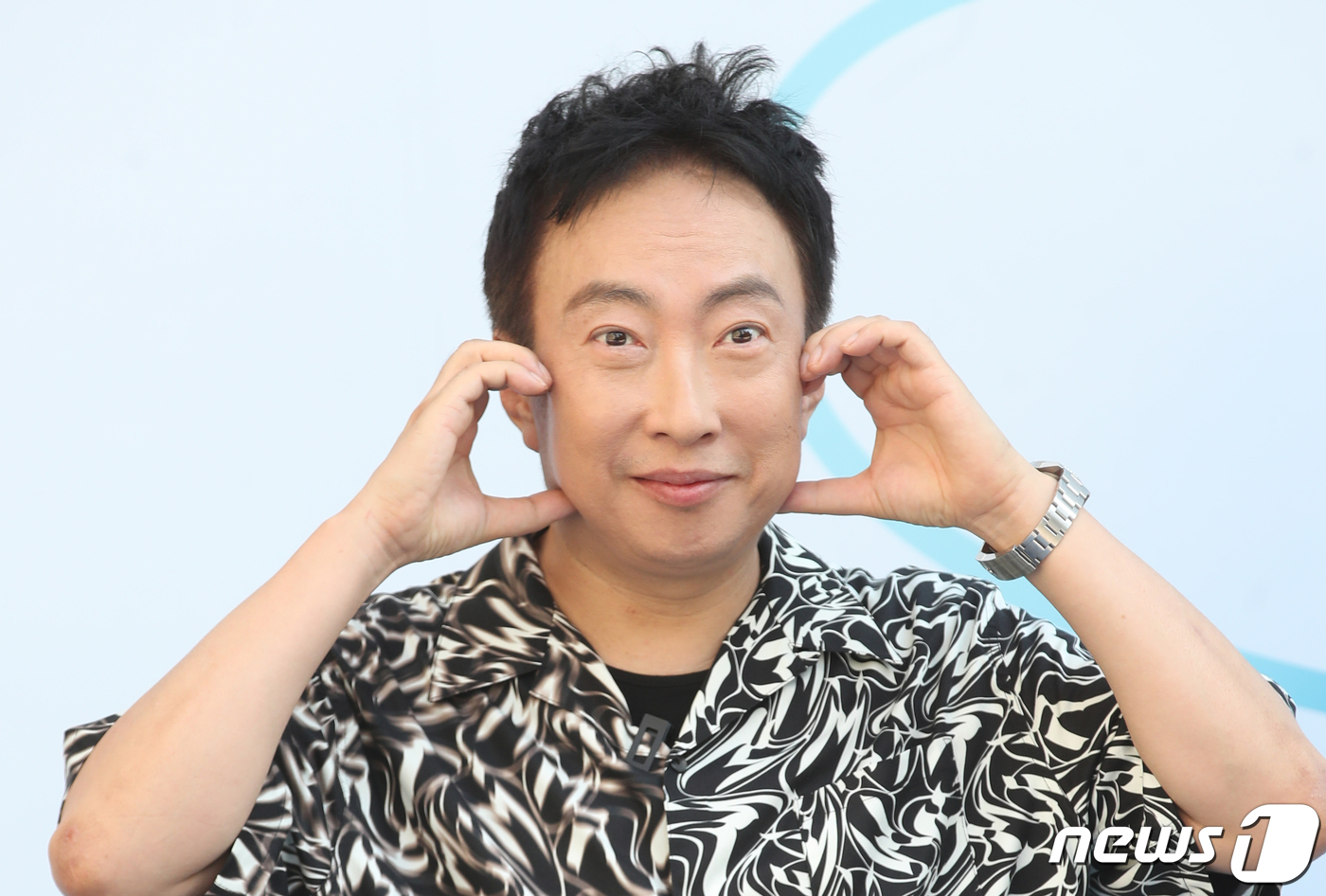 노란 수영복에 섹시한 몸매 어필하는 존예 처자