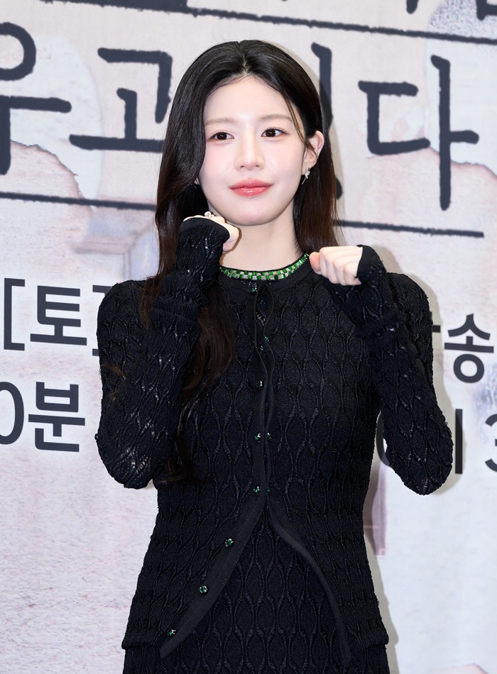 노란 수영복에 섹시한 몸매 어필하는 존예 처자