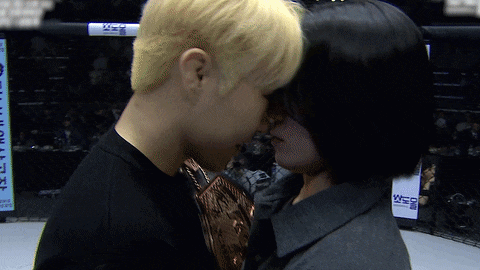 지난 14일 로드FC가 공개한 영상에서 박정은 선수와 박서영 선수가 신경전을 벌이고 있는 모습. 두 선수는 지난달 15일 열린 '굽네 로드FC 076 대면식'에서 거친 몸싸움을 벌인 영상으로 화제가 된 바 있다. /로드FC 공식 유튜브