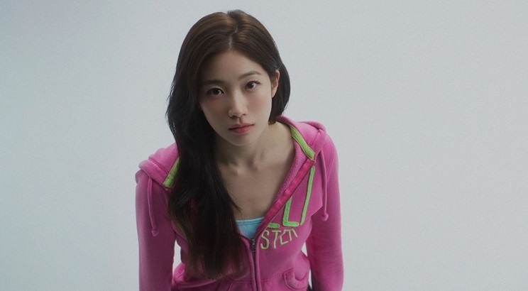 노란 수영복에 섹시한 몸매 어필하는 존예 처자