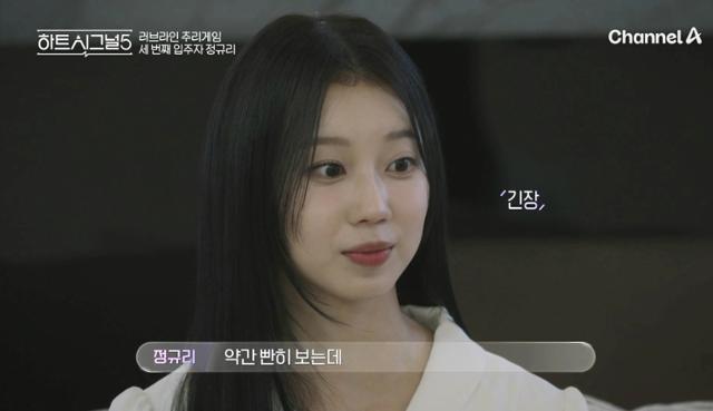 노란 수영복에 섹시한 몸매 어필하는 존예 처자