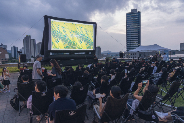 노란 수영복에 섹시한 몸매 어필하는 존예 처자