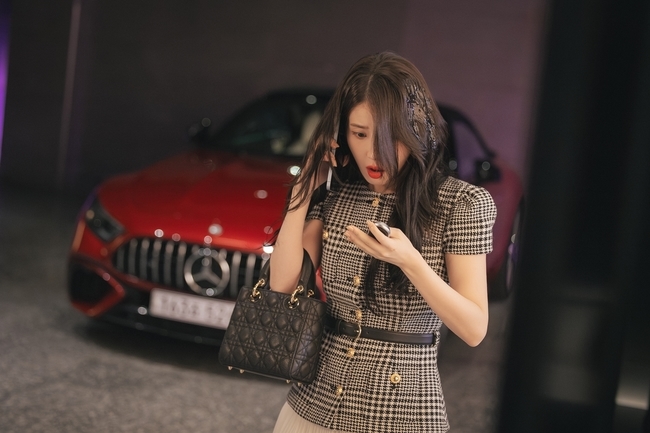 노란 수영복에 섹시한 몸매 어필하는 존예 처자